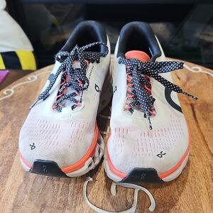 On Running Cloud Monsters Size 6 in White and Orange